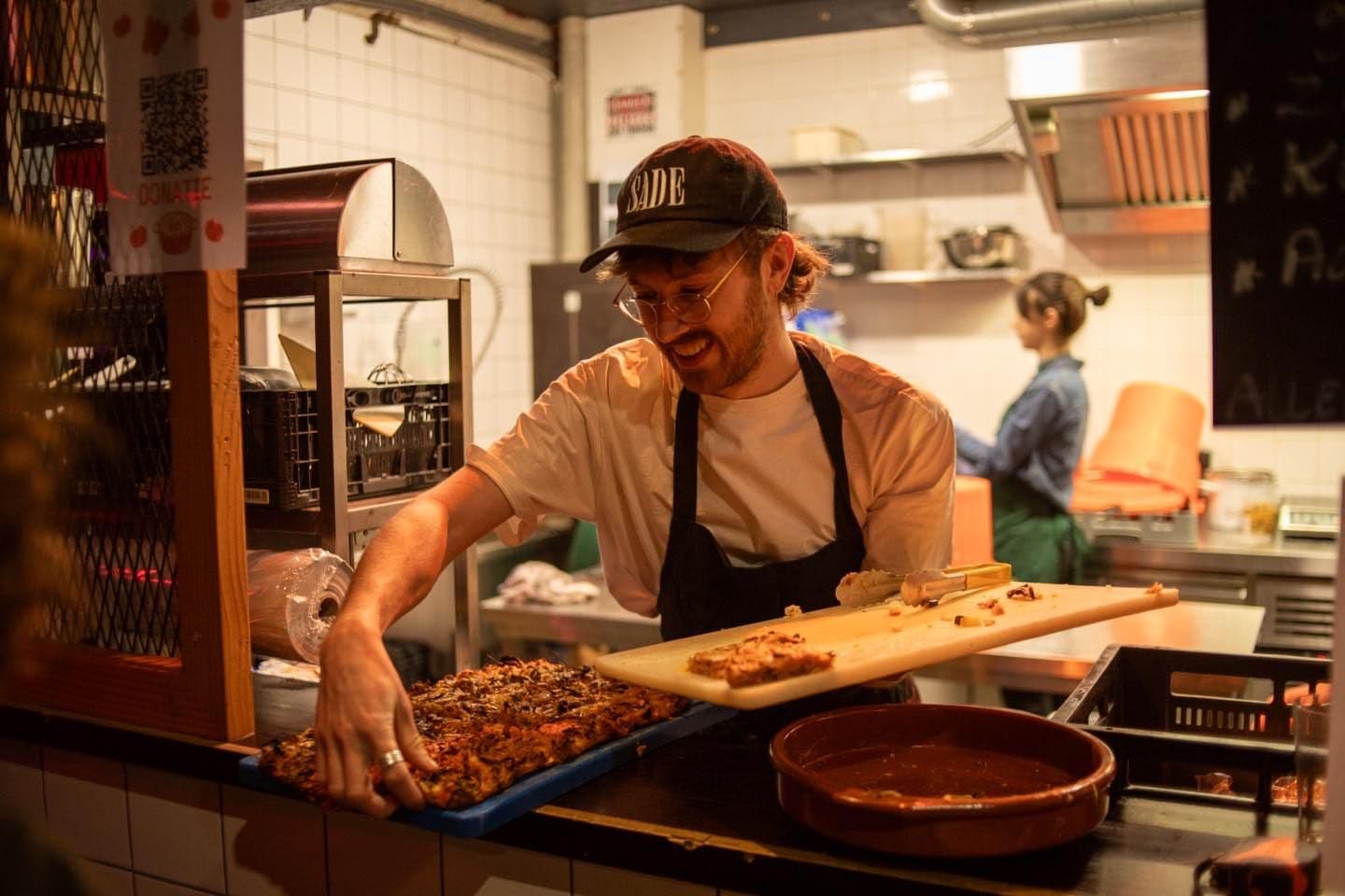 Chef Max met heerlijk gekookt eten uit de Soepgoed keuken