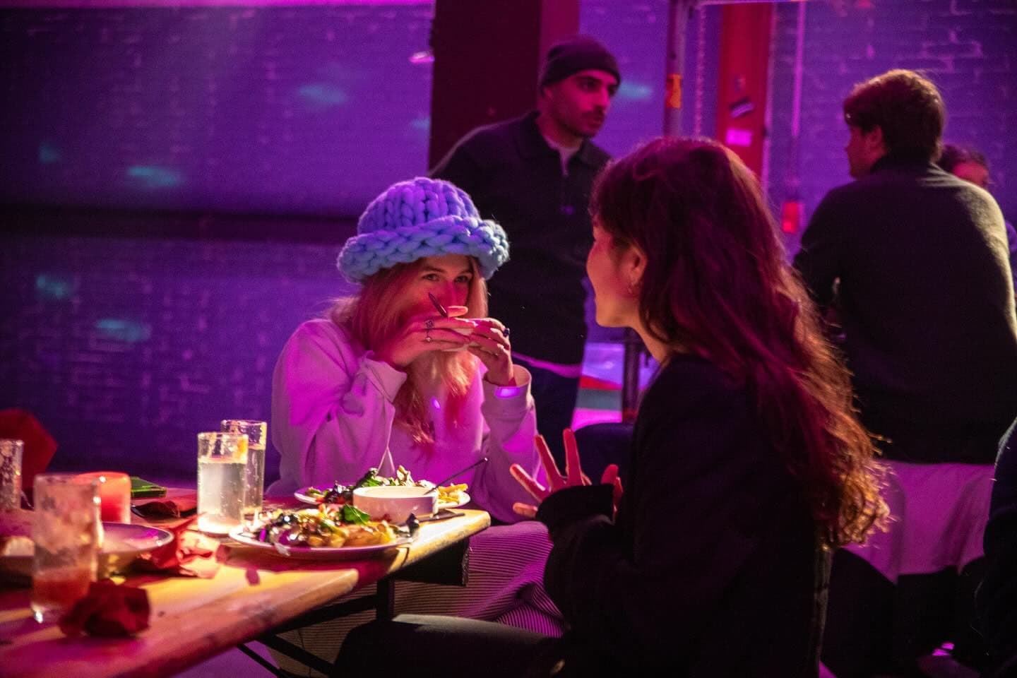 Mensen eten een warme kom soep bij soepgoed