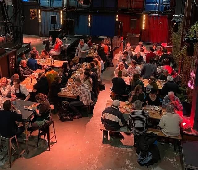 Zaal vol eters bij soepgoed