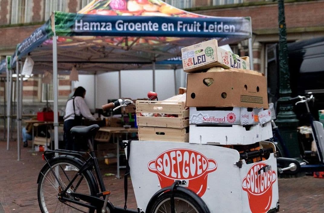 Soepgoed bakfiets vol met groente en fruit van Hamza